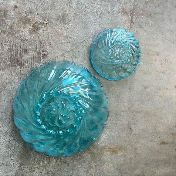 1960s Hazel-Atlas Capri Blue Seashell Swirl Serving Bowl Set- 2 Pieces - Picture 3 of 3